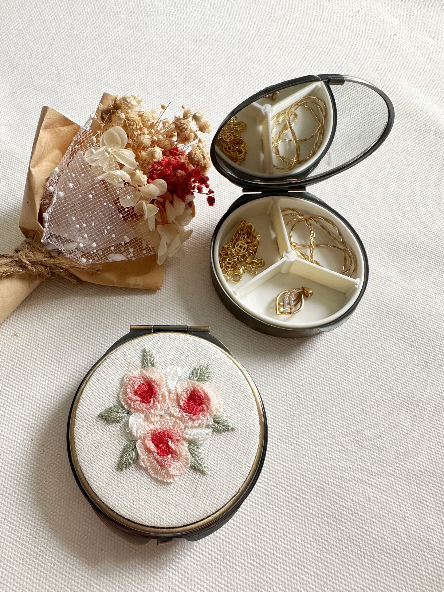 Floral Embroidered Round Jewelry Box With Mirror
Success